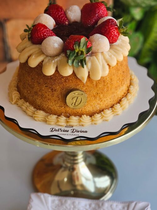 Bolo Vulcão de ninho com Morango