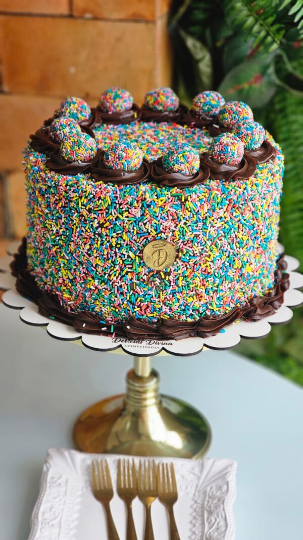 10 TORTA DELÍCIA DE BRIGADEIRO COLORIDO
