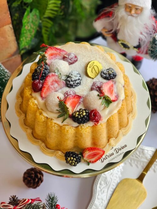 Bolo Divino Ninho com Frutas Vermelhas